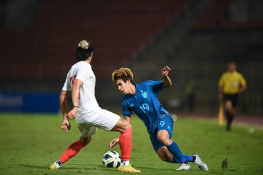 PATHUMTHANI, THAILAND -11 Aralık 2022: Chatmongkol Rueangthanarot # 19 Tayland ile Myanmar arasındaki dostluk maçı sırasında thammasart Stadyumu, Tayland