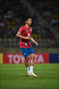 PATUMTHANI, THAILAND -11 ARALIK 2022: 4 numaralı Pansa Hemviboon Tayland Milli Futbol Takımı ile Tayland 'ın Tayland Stadyumu' nda oynanan dostluk maçı sırasında