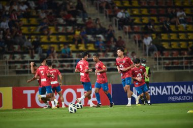 Pathumthani -Tayland: 11 Aralık 2022: Tayland 'daki Tayland Stadyumu' nda Tayland ile Myanmar arasında oynanan dostluk maçı sırasındaki oyuncular