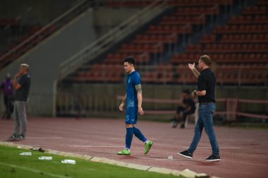 THUMTHANI, THAILAND -11 ARALIK, 2022: 5 numaralı Chalermsak Aukkee # Tayland ile Tayland arasındaki dostluk maçı sırasında Tayland 'daki Tayland Stadyumu' nda Myanmar 'a karşı