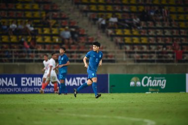 PATHUMTHANI, THAILAND -11 Aralık 2022: Tayland 'daki Tayland Stadyumu' nda Myanmar 'a karşı oynanan dostluk maçı sırasında # 8 Tayland' lı Peeradol Chamrasamee