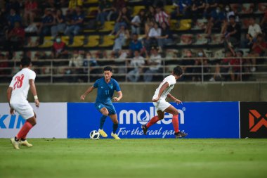 Pathumthani, Tayland - 11 Aralık 2022: Tayland 'daki Thammasat Stadyumu' nda Tayland ile Myanmar arasındaki dostluk maçı sırasında Bordin Phala # 11 Tayland oyuncusu.