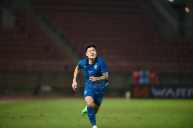 THUMTHANI, THAILAND -11 ARALIK 2022: 15 numaralı Suphanan Bureerat Tayland ile Tayland arasındaki dostluk maçı sırasında Tayland 'daki Tayland Stadyumu' nda Myanmar 'a karşı