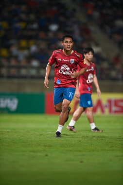 Pathumthani, Tayland - 11 Aralık 2022: Tayland 'daki Thammasat Stadyumu' nda Tayland ile Myanmar arasında oynanan dostluk maçı sırasında Teerasil Dangda # 10 Tayland oyuncusu.