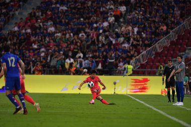 Bangkok, Tayland - 26 Mart 2024 - Dünya Kupası sırasında Güney Kore 'nin 3 numaralı Kim jin-su oyuncusu Rajamangkala Stadyumu' nda Güney Kore 'ye karşı mücadele etti.