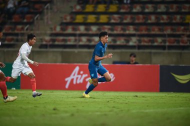 Pathumthani, Tayland - 11 Aralık 2022: Tayland 'daki Thammasat Stadyumu' nda Tayland ile Myanmar arasındaki dostluk maçı sırasında Bordin Phala # 11 Tayland oyuncusu.