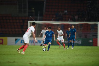 Pathumthani, Tayland: 11 Aralık 2022: Tayland 'daki Thammasart Stadyumu' nda Tayland ile Myanmar arasında oynanan dostluk maçı sırasında 17 numaralı Ekanit Panya oyuncusu 