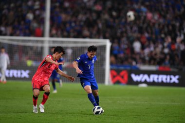 Bangkok, Tayland - 26 Mart 2024: Dünya Kupası sırasında Suphachok Sarachat # 7 Tayland Millî Futbol Takımı, Tayland 'daki Rajamangala Stadyumu' nda Güney Kore 'ye karşı mücadele etti.. 