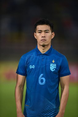 PATUMTHANI, THAILAND -11 Aralık 2022: Sarach Yooyen # 6 Tayland dostluk maçı sırasında thammasart Stadyumu, Tayland 'da Myanmar' a karşı