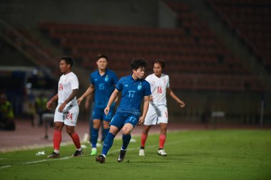 Pathumthani, Tayland: 11 Aralık 2022: Tayland 'daki Thammasart Stadyumu' nda Tayland ile Myanmar arasında oynanan dostluk maçı sırasında 17 numaralı Ekanit Panya oyuncusu 
