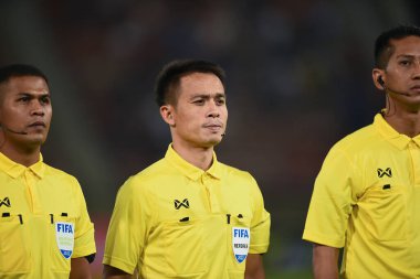 THUMTHANI, THAILAND -11 ARALIK 2022 Warintron Sassadee dördüncü hakem Tayland 'daki thammasart Stadyumu' nda Myanmar 'a karşı oynanan dostluk maçında