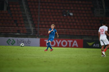 THUMTHANI, THAILAND -11 Aralık 2022: Tayland 'daki Tayland Stadyumu' nda Myanmar 'a karşı oynanan dostluk maçı sırasında Tayland' ın 3 numaralı Bunmathan Tiyatrosu