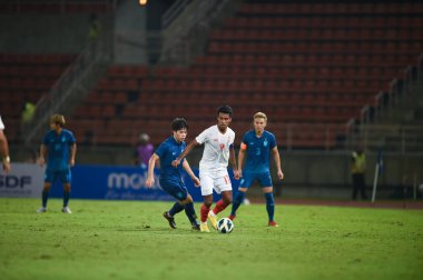 THUMTHANI, THAILAND -11 Aralık 2022: Mg Mg Lwin # 11 Myanmar oyuncusu Tayland ile Tayland 'daki Tayland Stadyumu' nda Myanmar arasında oynanan dostluk maçı sırasında