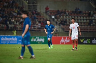 THUMTHANI, THAILAND -11 ARALIK 2022: 15 numaralı Suphanan Bureerat Tayland ile Tayland arasındaki dostluk maçı sırasında Tayland 'daki Tayland Stadyumu' nda Myanmar 'a karşı