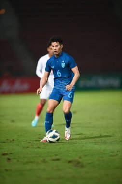 PATUMTHANI, THAILAND -11 Aralık 2022: Sarach Yooyen # 6 Tayland dostluk maçı sırasında thammasart Stadyumu, Tayland 'da Myanmar' a karşı