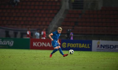 THUMTHANI, THAILAND -11 Aralık 2022: Tayland 'daki Tayland Stadyumu' nda Myanmar 'a karşı oynanan dostluk maçı sırasında Tayland' ın 3 numaralı Bunmathan Tiyatrosu