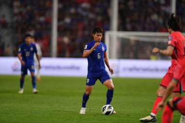 BANGKOK, THAILAND-26 MARCH, 2024: Sarach Yooyen # 6 Tayland Dünya Kupası sırasında Tayland ile Tayland arasında Tayland rajamangkala Stadyumu 'nda oynanan karşılaşmaya hak kazandı.