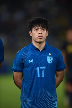 Pathumthani, Tayland: 11 Aralık 2022: Tayland 'daki Thammasart Stadyumu' nda Tayland ile Myanmar arasında oynanan dostluk maçı sırasında 17 numaralı Ekanit Panya oyuncusu 