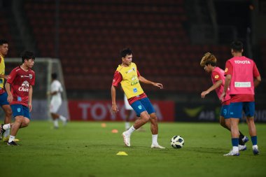 THUMTHANI, THAILAND -11 ARALIK 2022 Adisak Kraisorn # 9 Tayland ile Tayland arasındaki dostluk maçı sırasında Tayland 'daki Tayland Stadyumu' nda Myanmar 'a karşı