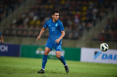 Pathumthani, Tayland - 11 Aralık 2022: Tayland 'daki Thammasat Stadyumu' nda Tayland ile Myanmar arasında oynanan dostluk maçı sırasında Teerasil Dangda # 10 Tayland oyuncusu.