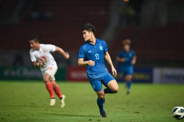 THUMTHANI, THAILAND -31 Mayıs 2022: Tayland 'daki Tayland Stadyumu' nda Myanmar 'a karşı oynanan dostluk maçı sırasında Tayland # 8 numaralı Peeradol Chamrasamee