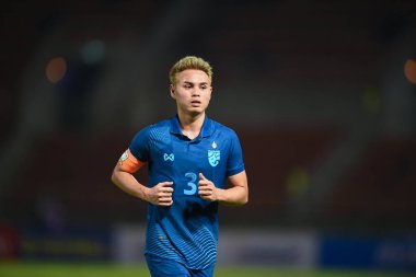 THUMTHANI, THAILAND -11 Aralık 2022: Tayland 'daki Tayland Stadyumu' nda Myanmar 'a karşı oynanan dostluk maçı sırasında Tayland' ın 3 numaralı Bunmathan Tiyatrosu