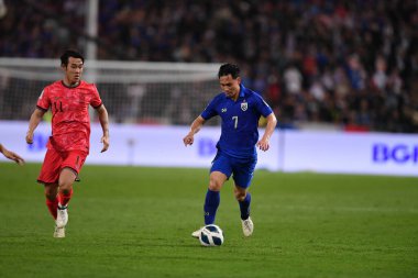 Bangkok, Tayland - 26 Mart 2024: Dünya Kupası sırasında Suphachok Sarachat # 7 Tayland Millî Futbol Takımı, Tayland 'daki Rajamangala Stadyumu' nda Güney Kore 'ye karşı mücadele etti.. 