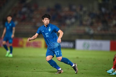 Pathumthani, Tayland: 11 Aralık 2022: Tayland 'daki Thammasart Stadyumu' nda Tayland ile Myanmar arasında oynanan dostluk maçı sırasında 17 numaralı Ekanit Panya oyuncusu 