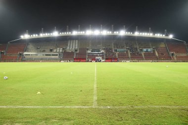 PATUMTHANI, THAILAND -11 Aralık 2022: thammasart Stadyumu, Tayland 'da Myanmar' a karşı oynanan dostluk maçı sırasında sahada çimenler