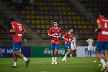 THUMTHANI, THAILAND -11 ARALIK 2022 Adisak Kraisorn # 9 Tayland ile Tayland arasındaki dostluk maçı sırasında Tayland 'daki Tayland Stadyumu' nda Myanmar 'a karşı