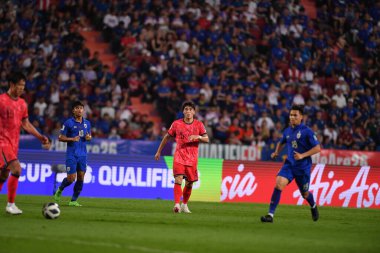 Bangkok, Tayland - 26 Mart 2024: Dünya Kupası sırasında Güney Kore 'nin 5 numaralı Park Jin-Seob oyuncusu, Tayland' daki Rajamangkala Stadyumu 'nda Güney Kore' ye karşı mücadele etti.