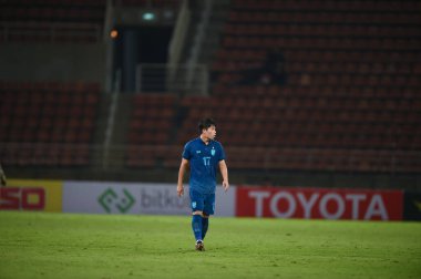 Pathumthani, Tayland: 11 Aralık 2022: Tayland 'daki Thammasart Stadyumu' nda Tayland ile Myanmar arasında oynanan dostluk maçı sırasında 17 numaralı Ekanit Panya oyuncusu 