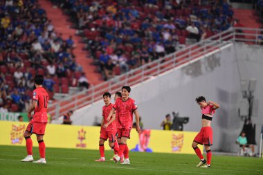 Bangkok, Tayland - 26 Mart 2024: Dünya Kupası sırasında Güney Kore 'nin 5 numaralı Park Jin-Seob oyuncusu, Tayland' daki Rajamangkala Stadyumu 'nda Güney Kore' ye karşı mücadele etti.