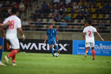 PATHUMTHANI, THAILAND -11 ARALIK, 2022: Sasalak Haiprakhon # 2 Tayland ile Tayland arasındaki dostluk maçı sırasında thammasart Stadyumu, Tayland 'da Myanmar' a karşı