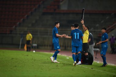 Pathumthani -Tayland: 11 Aralık 2022: Tayland 'daki Tayland Stadyumu' nda Tayland ile Myanmar arasında oynanan dostluk maçı sırasındaki oyuncular