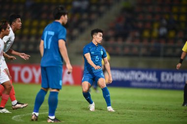 PATUMTHANI, THAILAND -11 Aralık 2022: Sarach Yooyen # 6 Tayland dostluk maçı sırasında thammasart Stadyumu, Tayland 'da Myanmar' a karşı