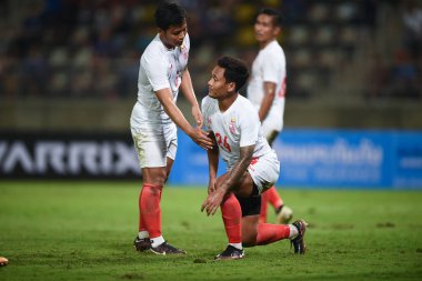 PATUMTHANI, THAILAND -11 ARALIK 2022 Nanda Kyaw # 24 Myanmar Oyuncusu Tayland ile Tayland arasındaki dostluk maçı sırasında thammasart Stadyumu, Tayland
