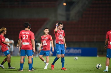 THUMTHANI, THAILAND -11 ARALIK 2022: 14 numaralı Sanrawat dechmitr # Tayland ile Tayland arasındaki dostluk maçı sırasında Tayland 'daki Tayland Stadyumu' nda Myanmar 'a karşı