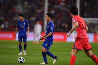Bangkok, Tayland - 26 Mart 2024: Dünya Kupası sırasında Suphachok Sarachat # 7 Tayland Millî Futbol Takımı, Tayland 'daki Rajamangala Stadyumu' nda Güney Kore 'ye karşı mücadele etti.. 
