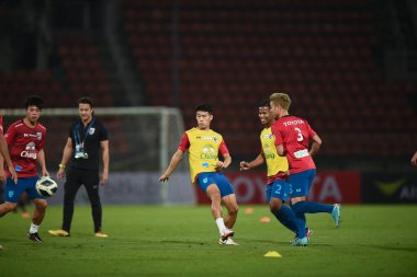 Pathumthani -Tayland: 11 Aralık 2022: Tayland 'daki Tayland Stadyumu' nda Tayland ile Myanmar arasında oynanan dostluk maçı sırasındaki oyuncular