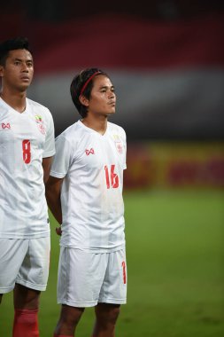 PATUMTHANI, THAILAND -11 ARALIK 2022 Yan Naing oo # 16 Myanmar oyuncusu Tayland ile Tayland 'daki Tayland Stadyumu' nda Myanmar maçında