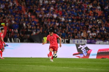 Bangkok, Tayland - 26 Mart 2024: Dünya Kupası sırasında Güney Kore 'nin 5 numaralı Park Jin-Seob oyuncusu, Tayland' daki Rajamangkala Stadyumu 'nda Güney Kore' ye karşı mücadele etti.