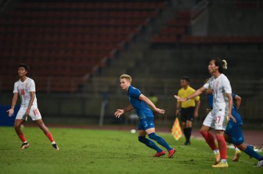 THUMTHANI, THAILAND -11 Aralık 2022: Tayland 'daki Tayland Stadyumu' nda Myanmar 'a karşı oynanan dostluk maçı sırasında Tayland' ın 3 numaralı Bunmathan Tiyatrosu