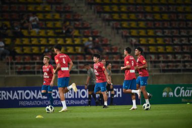 Pathumthani-Tayland: 11DEC2022: Tayland ile Tayland arasındaki dostluk maçı sırasında Tayland 'daki Tayland Stadyumu' nda Myanmar 'a karşı