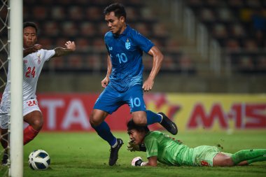 Pathumthani, Tayland - 11 Aralık 2022: Tayland 'daki Thammasat Stadyumu' nda Tayland ile Myanmar arasında oynanan dostluk maçı sırasında Teerasil Dangda # 10 Tayland oyuncusu.