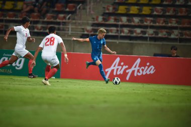 THUMTHANI, THAILAND -11 Aralık 2022: Tayland 'daki Tayland Stadyumu' nda Myanmar 'a karşı oynanan dostluk maçı sırasında Tayland' ın 3 numaralı Bunmathan Tiyatrosu