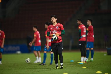 THUMTHANI, THAILAND -11 ARALIK 2022 Kampon phatomakkakul # 1 Tayland ile Tayland arasındaki dostluk maçı sırasında Tayland, Tayland 'daki Tayland Stadyumu' nda Myanmar 'a karşı