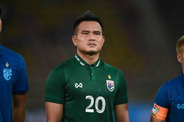 PATUMTHANI, THAILAND -11 Aralık 2022: Kittipong Phoothawchuek # 20 Tayland ile Myanmar arasındaki dostluk maçı sırasında thammasart Stadyumu, Tayland
