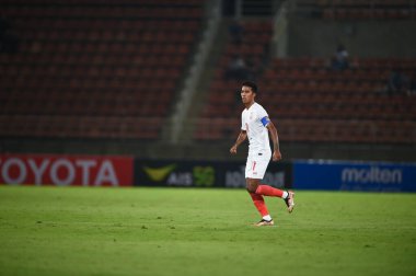 THUMTHANI, THAILAND -11 Aralık 2022: Mg Mg Lwin # 11 Myanmar oyuncusu Tayland ile Tayland 'daki Tayland Stadyumu' nda Myanmar arasında oynanan dostluk maçı sırasında