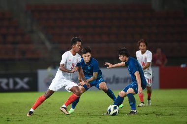 THUMTHANI, THAILAND -11 Aralık 2022: Mg Mg Lwin # 11 Myanmar oyuncusu Tayland ile Tayland 'daki Tayland Stadyumu' nda Myanmar arasında oynanan dostluk maçı sırasında